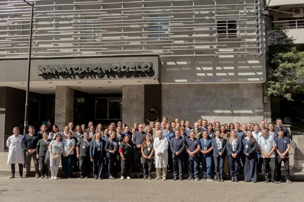 Equipo Médico y Colaboradores en la Fachada de Sanatorio Modelo S.A.